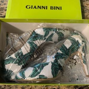 Gianni Bini JilleyTwo White/Green Heels